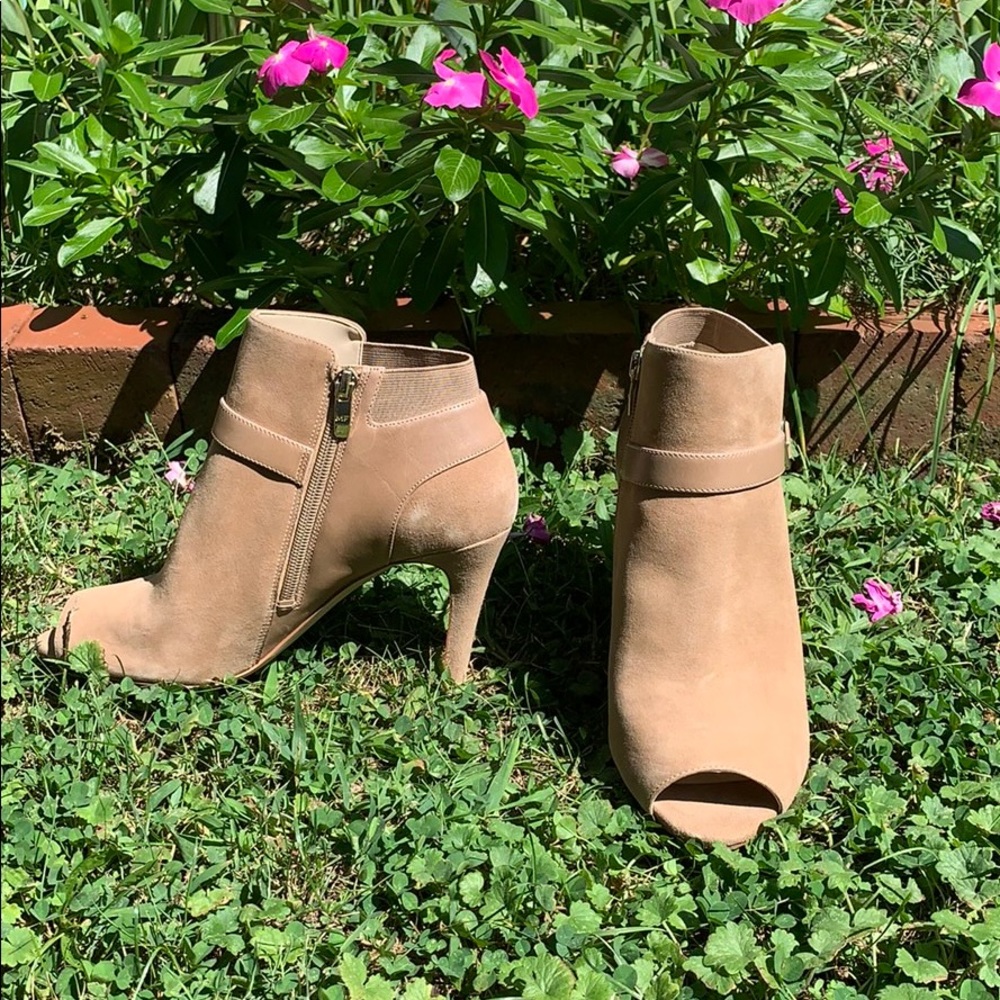 🦋 NWOT Marc Fisher Suede Peep-toe Bootie - 8.5